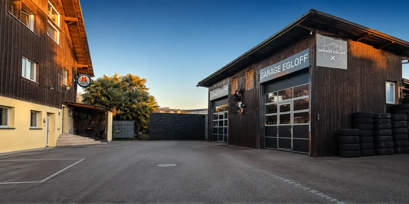 Garage Egloff Automobile in Fislisbach mit offenen Werkstatttoren