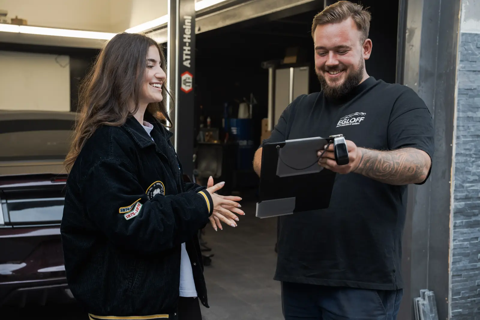 Kundin verkauft ihr Auto an Egloff Automobile, Übergabe mit Tablet