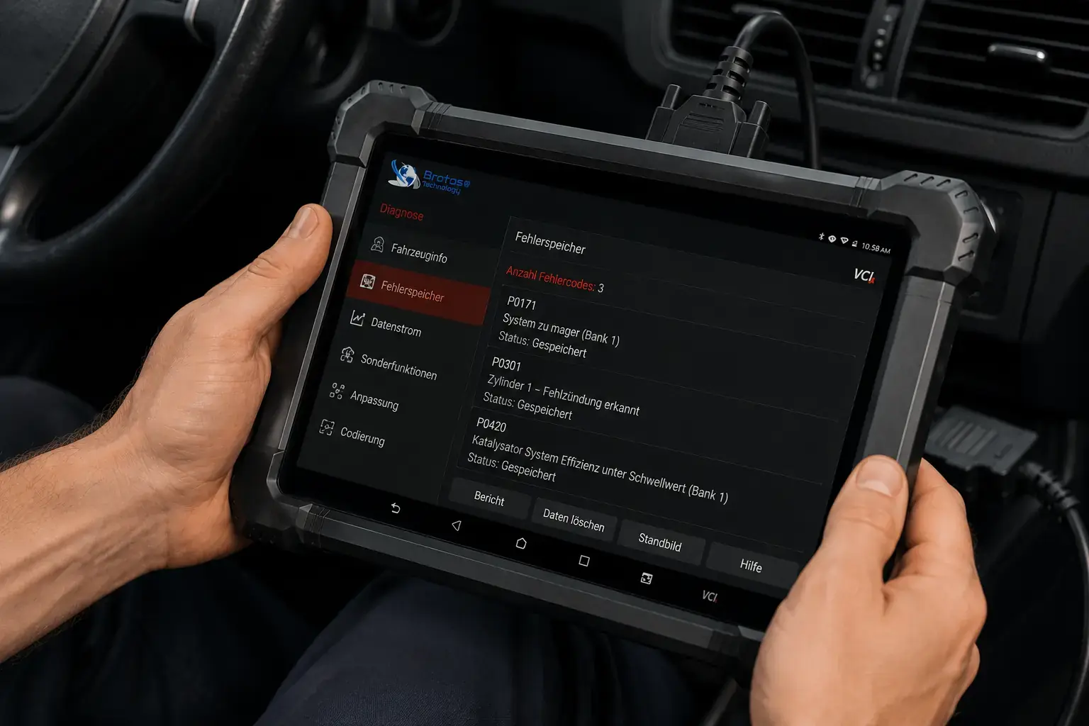 Diagnosegerät zum Auslesen des Fehlerspeichers in der Hand eines Mechanikers