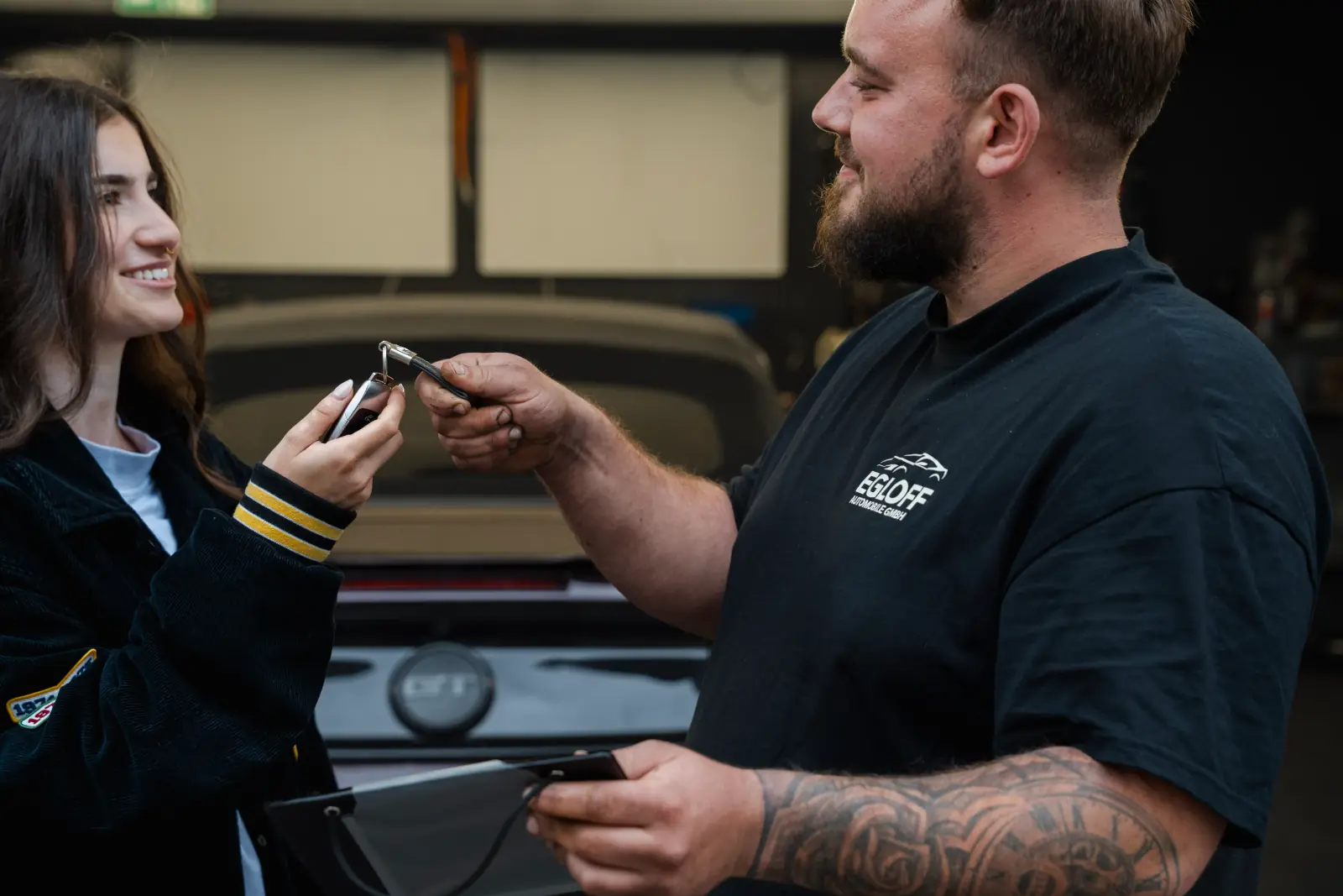 Schlüsselübergabe beim Autokauf bei Egloff Automobile